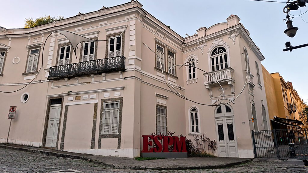 Fachada da ESPM, o bairro da Glória