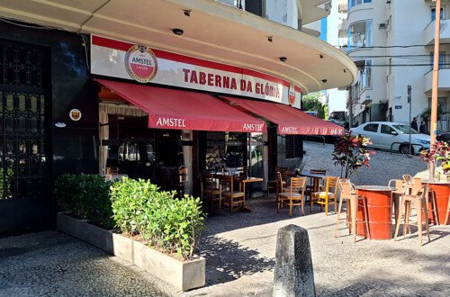 Vista da fachada da Taberna da Glória, um dos restaurantes mais tradicionais do bairro. Fachada da Taberna da Glória, restaurante localizado no bairro da Glória, Rio de Janeiro.