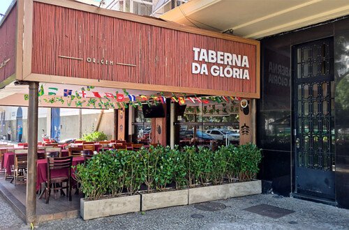 Vista da fachada da Taberna da Glória, um dos restaurantes mais tradicionais do bairro. Fachada da Taberna da Glória, restaurante localizado no bairro da Glória, Rio de Janeiro.